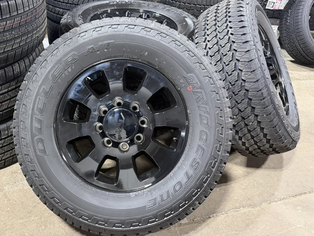 2016–2026 F-250/F-350 18” Black Rims & Bridgestone A/T Tires, černá, dovoz Kanada — foto 3 z 5