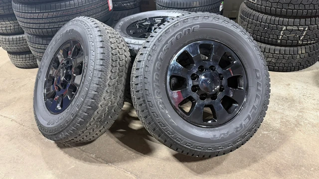 2016–2026 F-250/F-350 18” Black Rims & Bridgestone A/T Tires, černá, dovoz Kanada — foto 4 z 5