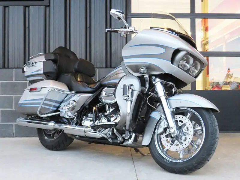 2016 Harley-Davidson CVO, stříbrná, 16 860 km, dovoz Kanada — foto 2 z 12