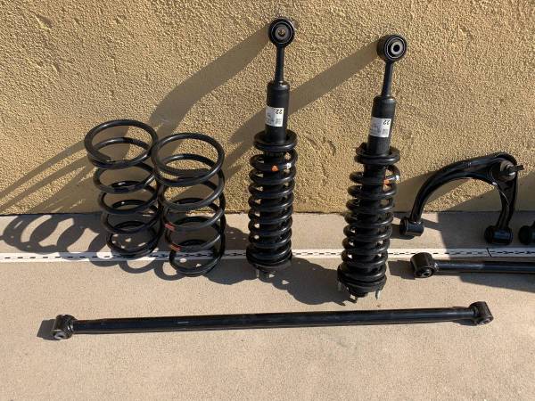 Brand nový Toyota 4Runner TRD Suspension parts, dovoz USA — foto 2 z 6
