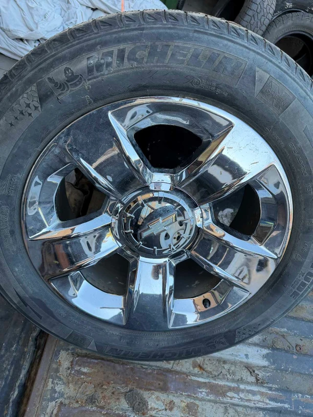 6 bolt OE Chevy chrome rims with TPMS, dovoz Kanada — foto 5 z 5