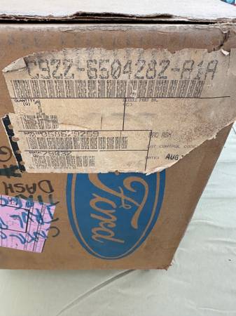 1969 1970 Ford Boss 429 / 302 Mach 1 NOS Dash Pad, dovoz USA — foto 8 z 9