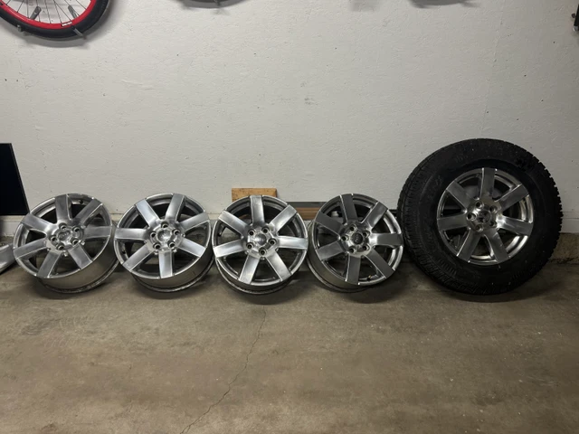 Jeep JK 18” wheels, dovoz Kanada — foto 1 z 5 Jeep JK 18” wheels, dovoz Kanada — foto 1 z 5