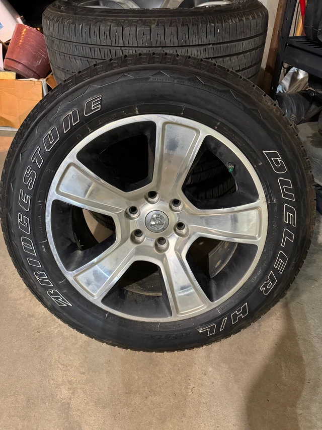 OEM RAM 1500 20” Wheels & Bridgestone Tires – 275/55R20, červená, dovoz Kanada — foto 1 z 5 OEM RAM 1500 20” Wheels & Bridgestone Tires – 275/55R20, červená, dovoz Kanada — foto 1 z 5