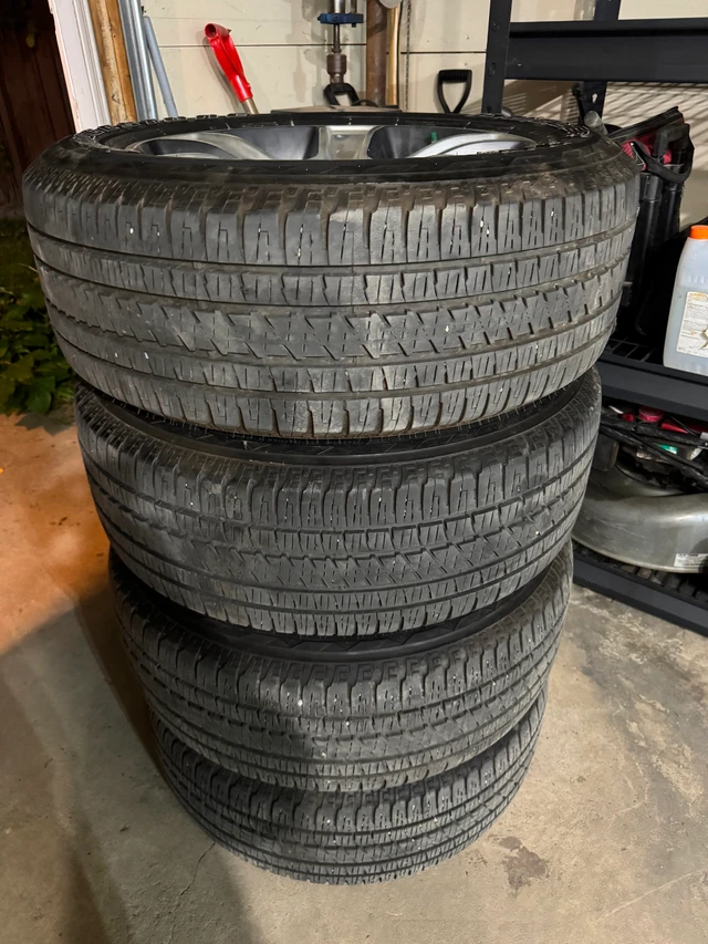 OEM RAM 1500 20” Wheels & Bridgestone Tires – 275/55R20, červená, dovoz Kanada — foto 2 z 5