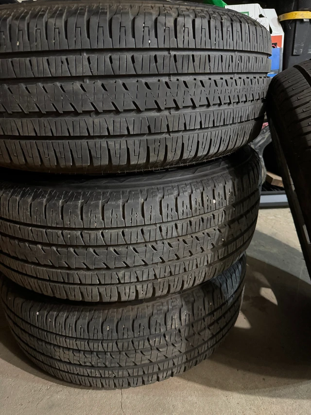 OEM RAM 1500 20” Wheels & Bridgestone Tires – 275/55R20, červená, dovoz Kanada — foto 3 z 5