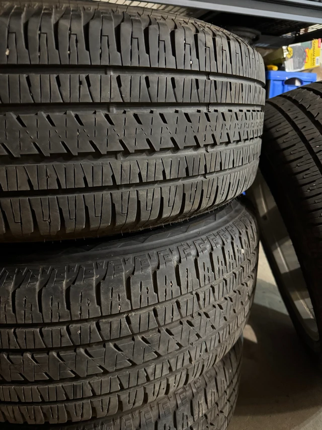 OEM RAM 1500 20” Wheels & Bridgestone Tires – 275/55R20, červená, dovoz Kanada — foto 4 z 5