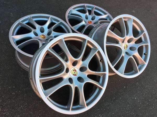 Set of Genuine OEM 21X10 ET50 Porsche Cayenne GTS rims good cond, dovoz Kanada — foto 2 z 5