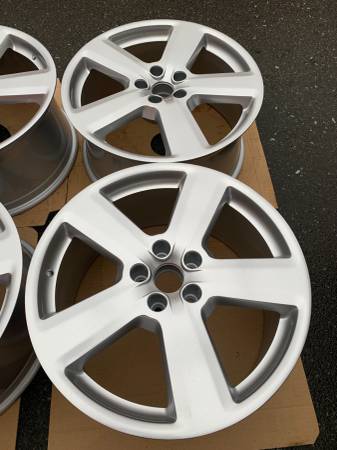 STUNNING - sada Genuine OE Audi A8 19x9" ET44 rims Like nový, dovoz Kanada — foto 2 z 5