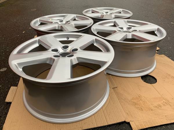 STUNNING - sada Genuine OE Audi A8 19x9" ET44 rims Like nový, dovoz Kanada — foto 4 z 5