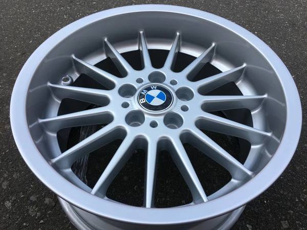 1 X RARE Genuine BMW Style 32 18x9 zadní Rim in showroom cond, dovoz Kanada — foto 2 z 5