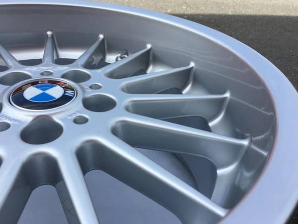 1 X RARE Genuine BMW Style 32 18x9 zadní Rim in showroom cond, dovoz Kanada — foto 3 z 5