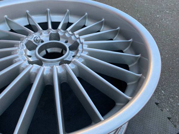 RARE Single Genuine 19X8.5 inch ALPINA classic rim ET20 72.56mm, dovoz Kanada — foto 2 z 5