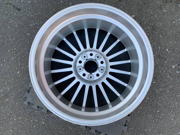 RARE Single Genuine 19X8.5 inch ALPINA classic rim ET20 72.56mm, dovoz Kanada — foto 3 z 5