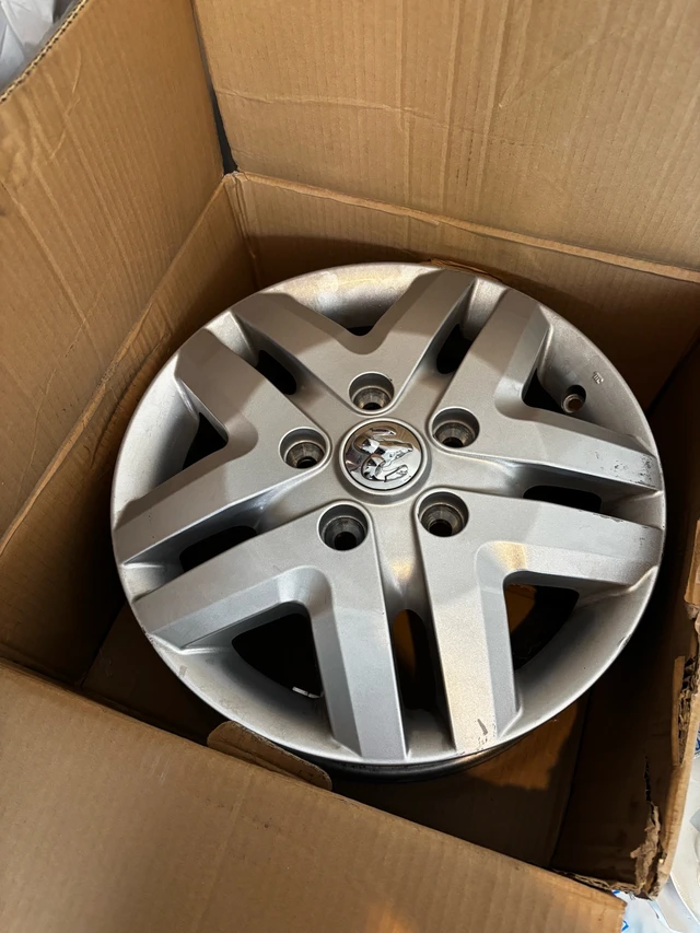Selling 3 × 16" RAM ProMaster 3500 OEM Aluminum Rims (rims only), dovoz Kanada — foto 2 z 2