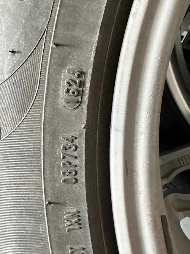 Porsche Macan Winter Tires with Rims, dovoz Kanada — foto 2 z 2