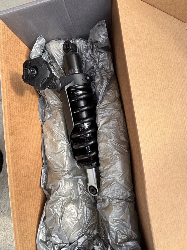 New take off rear shock. 2006-2012 bmw gsa, dovoz Kanada — foto 2 z 4