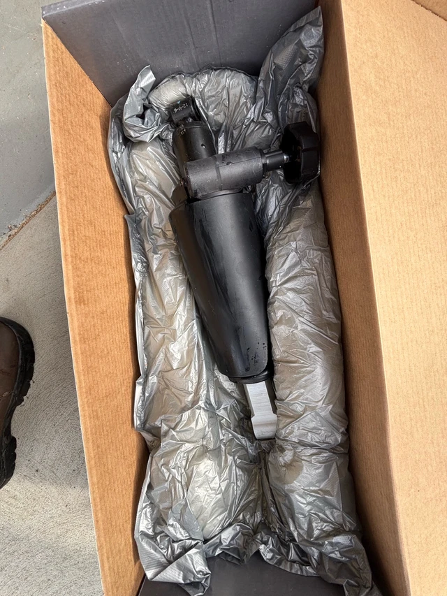 New take off rear shock. 2006-2012 bmw gsa, dovoz Kanada — foto 3 z 4