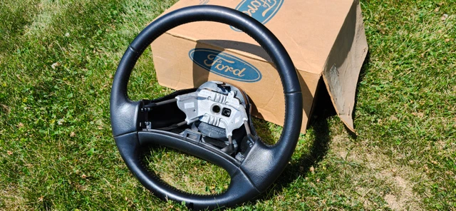 Ford Leather Steering Wheel, dovoz Kanada — foto 1