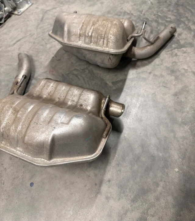 2023 Dodge Challenger 3.6L V6 OE Mopar zadní Mufflers – pár, dovoz Kanada — foto 2 z 4
