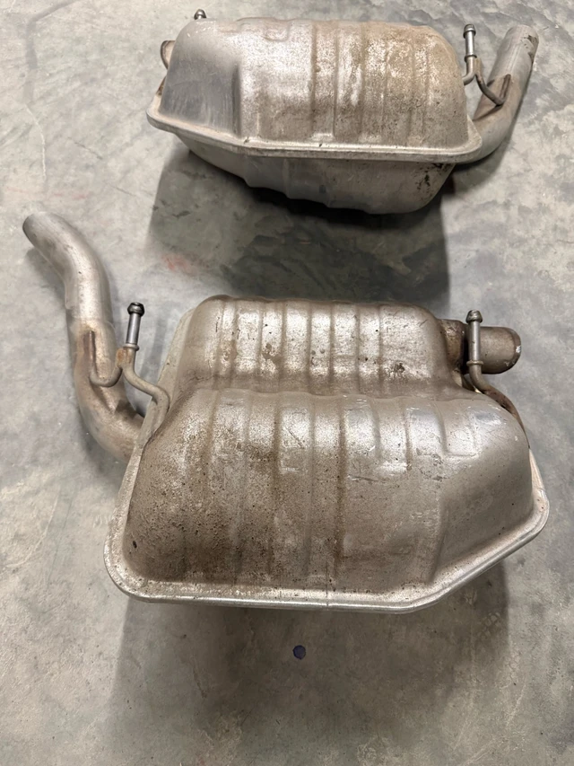 2023 Dodge Challenger 3.6L V6 OE Mopar zadní Mufflers – pár, dovoz Kanada — foto 3 z 4