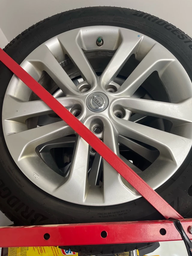 sada 4 215/55/R17 Wheels and Tires All Season, dovoz Kanada — foto 2 z 3
