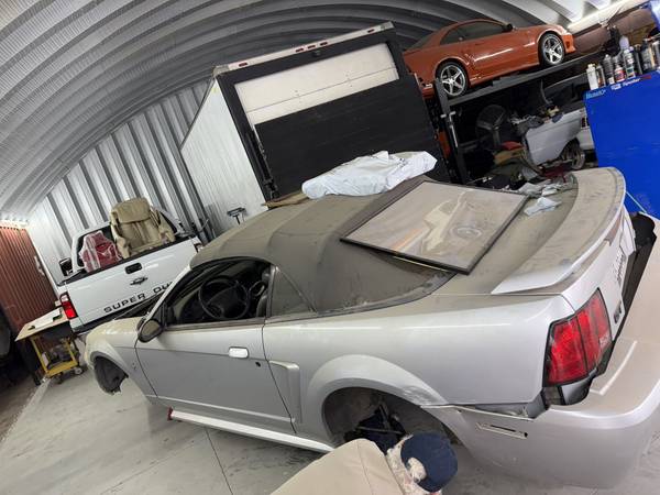 2003 Mustang GT Convertible Body Shell & Misc Parts, dovoz USA — foto 1