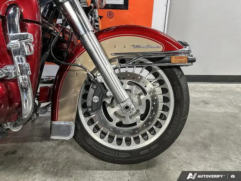 2009 Harley-Davidson Ultra Classic Electra Glide, červená, dovoz Kanada — foto 5 z 12