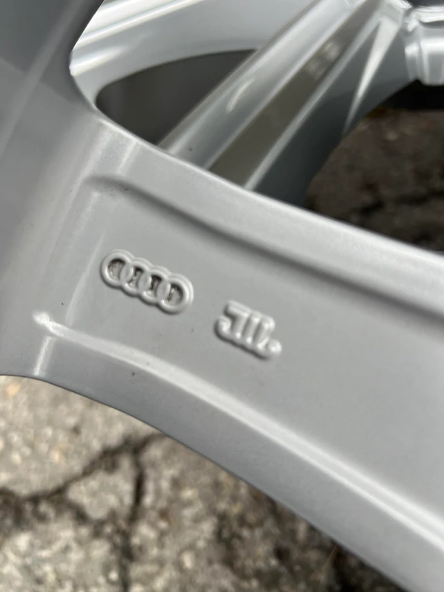Kola — Audi SQ8, dovoz Kanada — foto 4 z 5