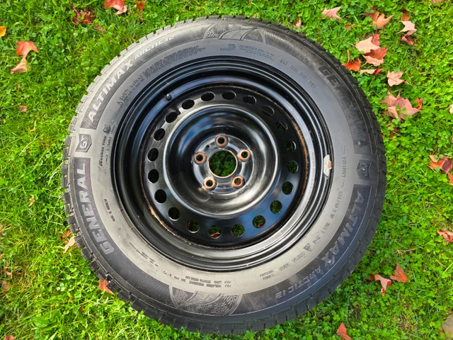 4 PNEUS D'HIVER GENERAL P235/65R17 *CLOÛTÉS* SUR RIMS OEM NISSAN, dovoz Kanada — foto 2 z 5