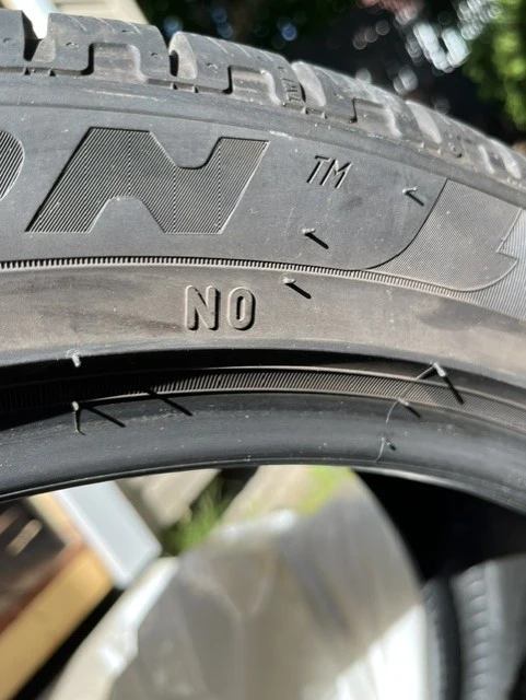 Pneus d'hiver Pirelli No XL Porsche comme neufs 2900km (4 pneus), dovoz Kanada — foto 2 z 2
