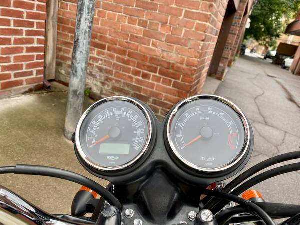 2011 Triumph, hnědá, dovoz Kanada — foto 9 z 11