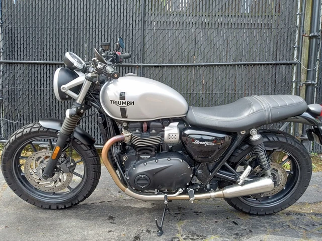 2018 Triumph, stříbrná, 29 540 km, dovoz Kanada — foto 2 z 4