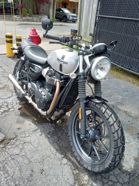 2018 Triumph, stříbrná, 29 540 km, dovoz Kanada — foto 3 z 4