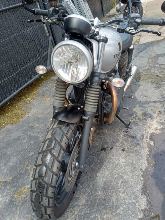 2018 Triumph, stříbrná, 29 540 km, dovoz Kanada — foto 4 z 4