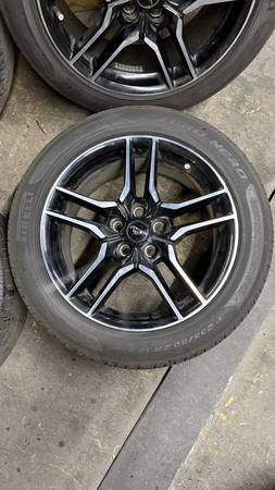 Ford Mustang Wheels & Tires Set of (4) OEM 18" (2018-2023), dovoz USA — foto 1 z 5 Ford Mustang Wheels & Tires Set of (4) OEM 18" (2018-2023), dovoz USA — foto 1 z 5