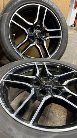 Ford Mustang Wheels & Tires Set of (4) OEM 18" (2018-2023), dovoz USA — foto 2 z 5