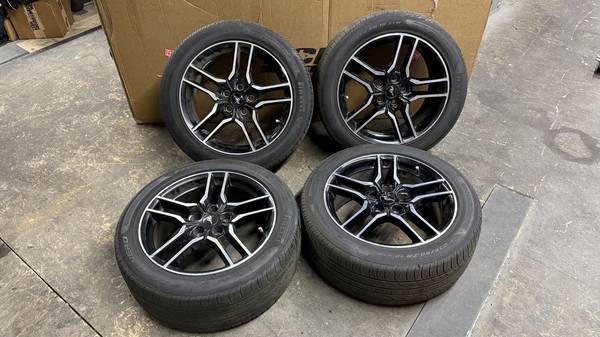Ford Mustang Wheels & Tires Set of (4) OEM 18" (2018-2023), dovoz USA — foto 3 z 5