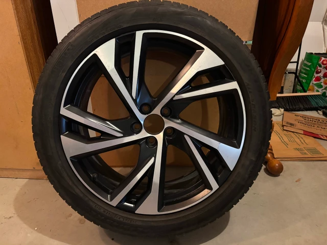 Volvo XC40 Pirelli Tires + OE Rims — $1,200, dovoz Kanada — foto 1