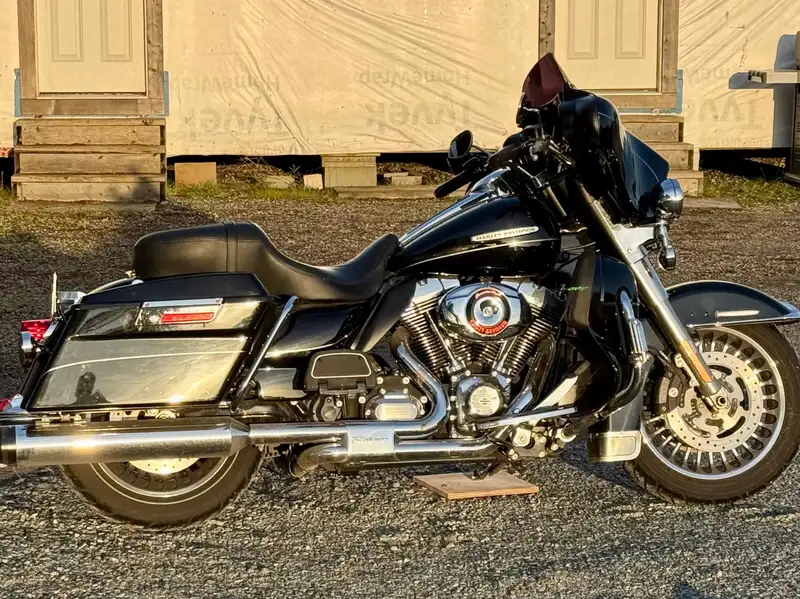2011 Harley-Davidson Electra Glide, černá, 30 000 km, dovoz Kanada — foto 2 z 6