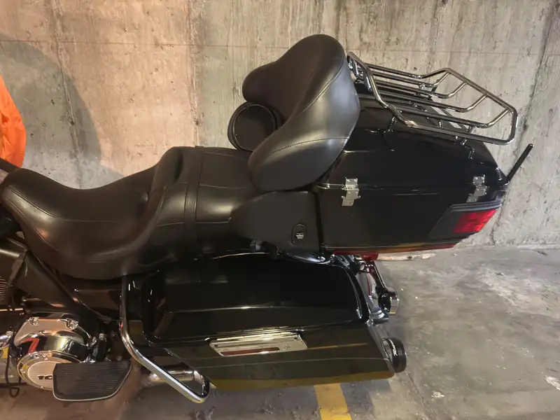 2011 Harley-Davidson Electra Glide, černá, 30 000 km, dovoz Kanada — foto 4 z 6