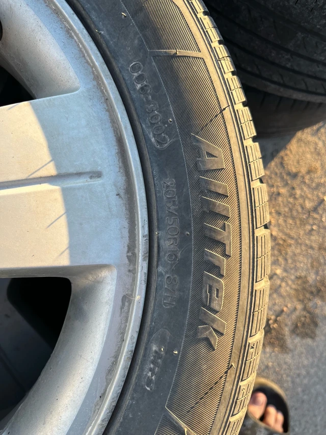 Ford Focus Original Rims with 205 50 R16 Tires, dovoz Kanada — foto 2 z 5