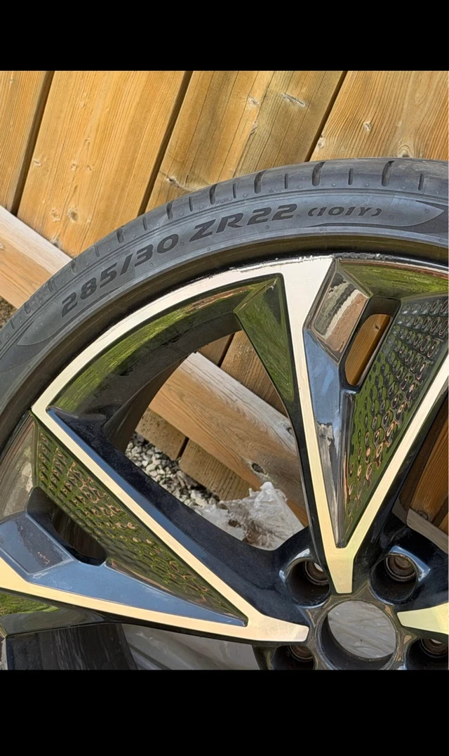 OE Genuine 22" 2021 Audi RS7 Black Optics Rims. Pirelli tires, černá, dovoz Kanada — foto 2 z 2