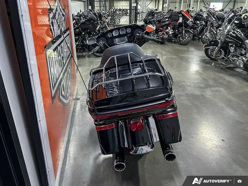 2017 Harley-Davidson FL, černá, 67 373 km, dovoz Kanada — foto 4 z 12
