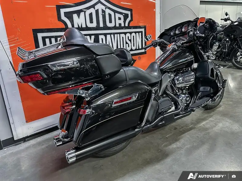 2017 Harley-Davidson FL, černá, 67 373 km, dovoz Kanada — foto 5 z 12