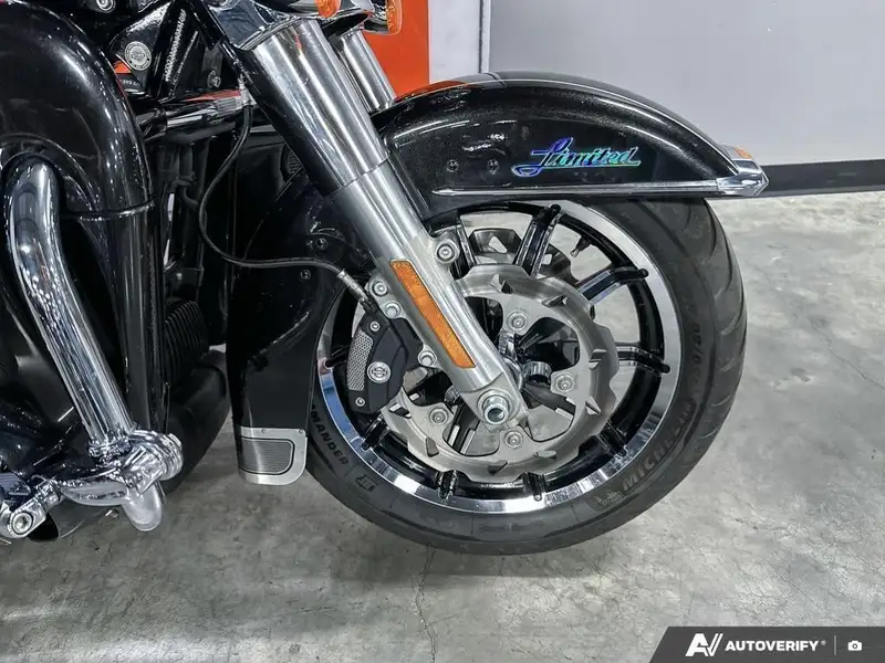 2017 Harley-Davidson FL, černá, 67 373 km, dovoz Kanada — foto 6 z 12