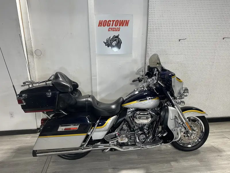 2012 Harley-Davidson Electra Glide, dovoz Kanada — foto 2 z 12