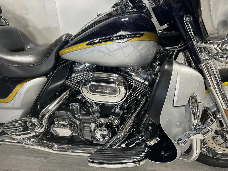 2012 Harley-Davidson Electra Glide, dovoz Kanada — foto 3 z 12