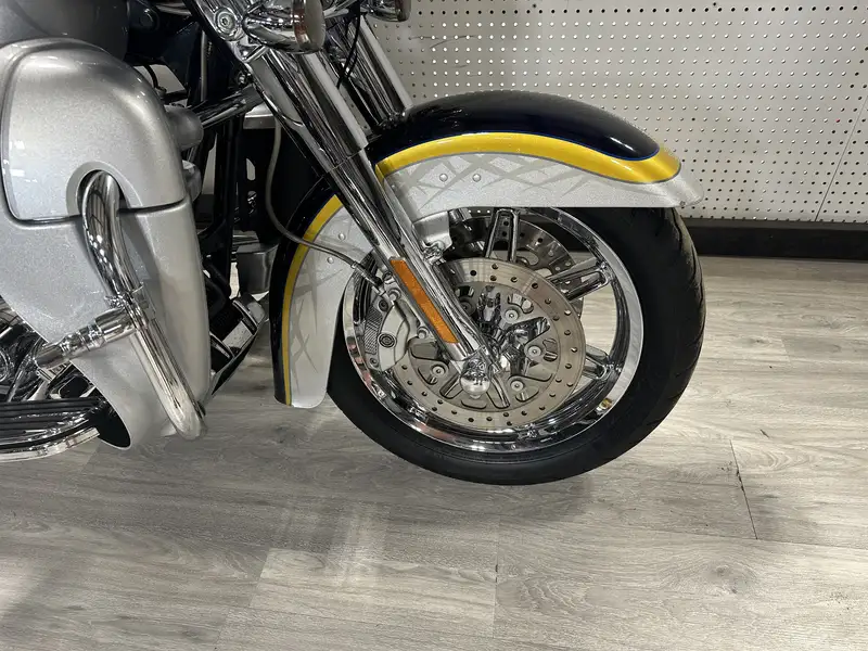 2012 Harley-Davidson Electra Glide, dovoz Kanada — foto 4 z 12