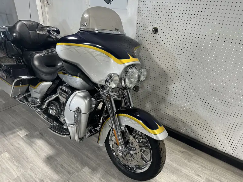 2012 Harley-Davidson Electra Glide, dovoz Kanada — foto 5 z 12